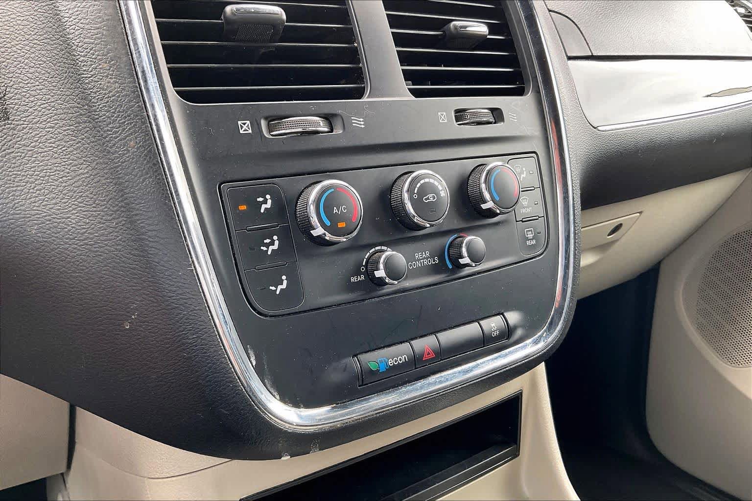 Used 2019 Dodge Grand Caravan SXT FWD image 32