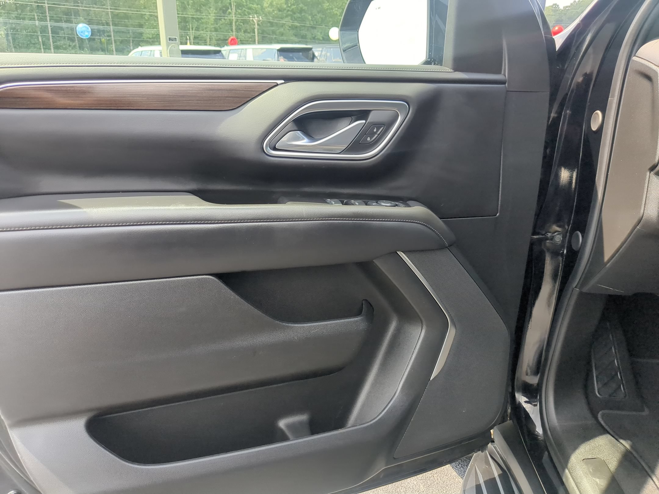 Used 2024 GMC Yukon SLE w/ Gmc Pro Safety Plus Package AWD/4WD image 11