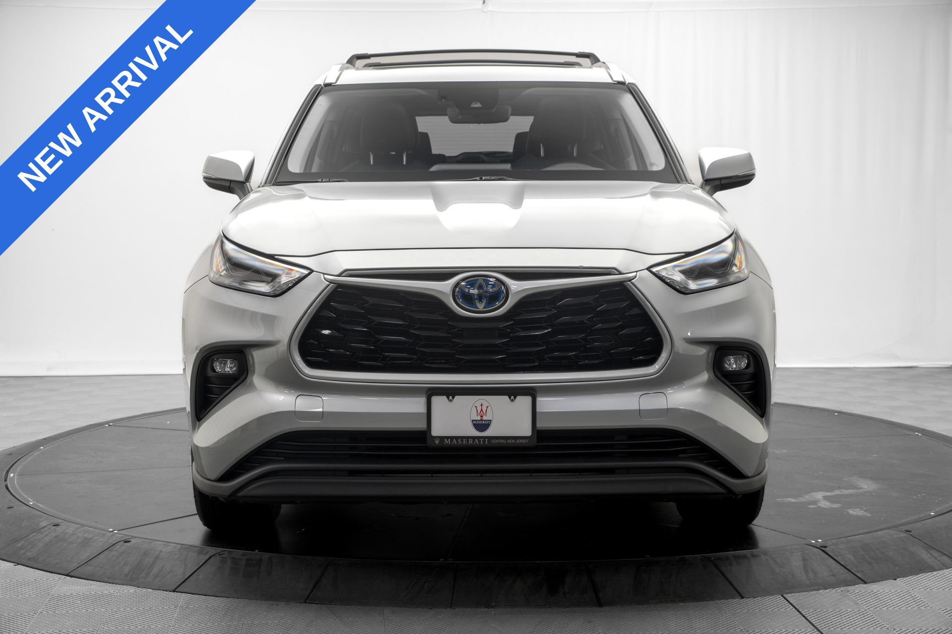 Used 2021 Toyota Highlander XLE AWD/4WD image 2