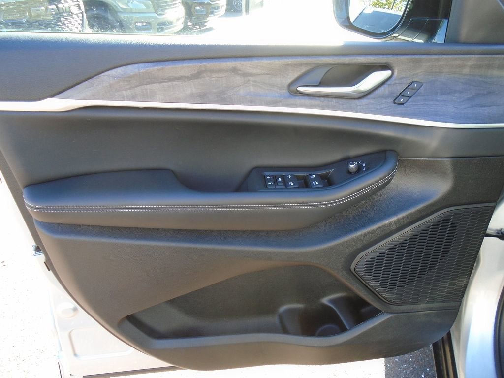 Certified 2024 Jeep Grand Cherokee L Limited w/ Black Appearance Package image 6