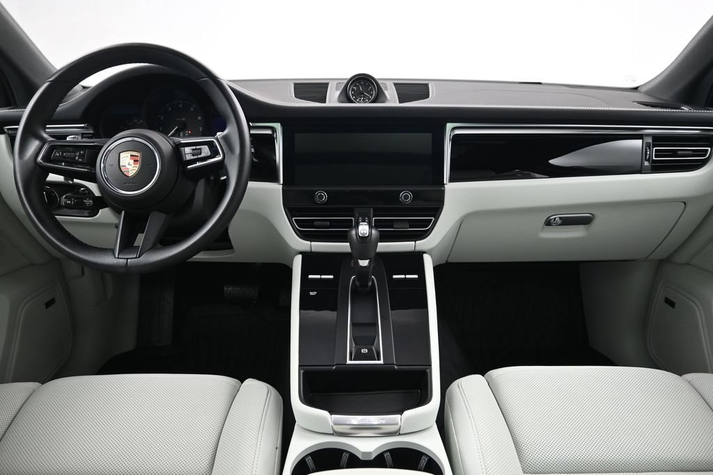 Certified 2024 Porsche Macan AWD/4WD image 9