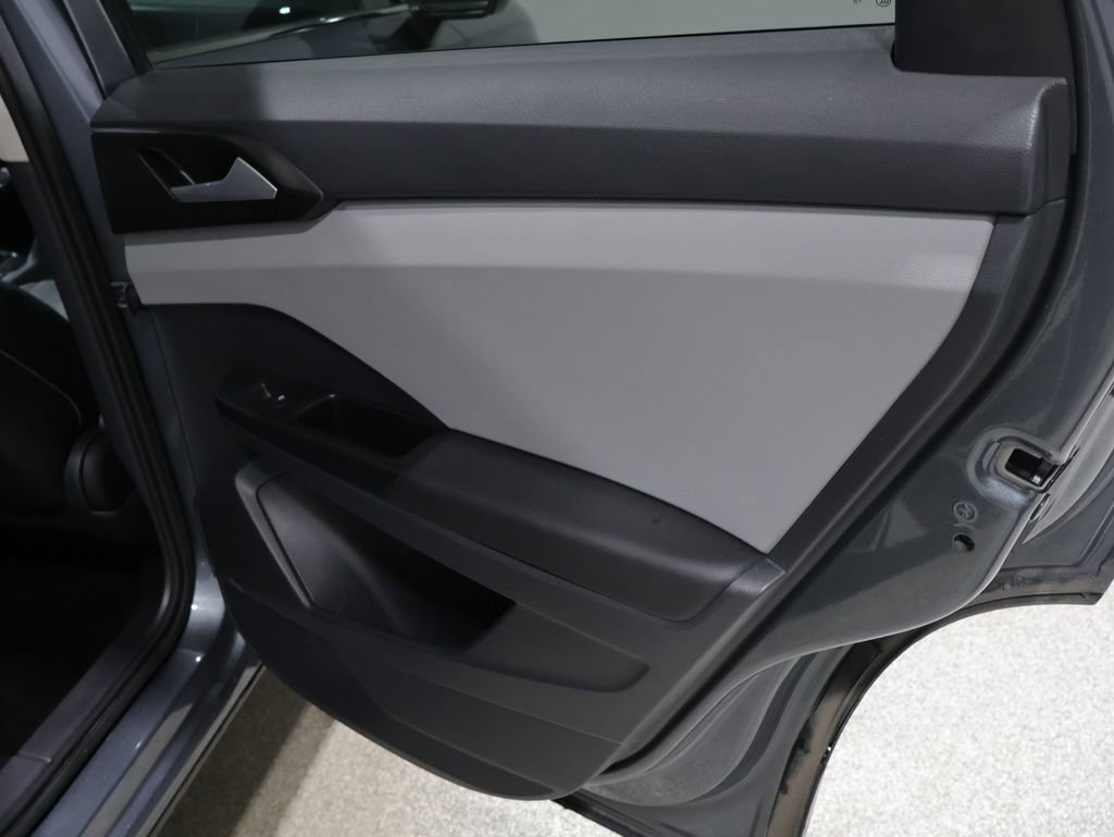 Used 2023 Volkswagen Taos SE w/ Panoramic Sunroof Package image 23