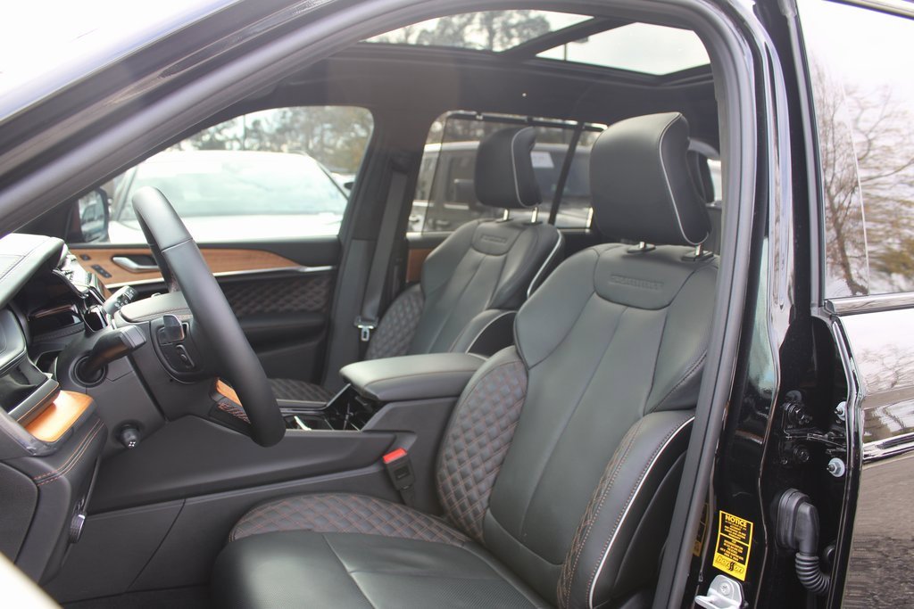 Used 2025 Jeep Grand Cherokee Summit image 5