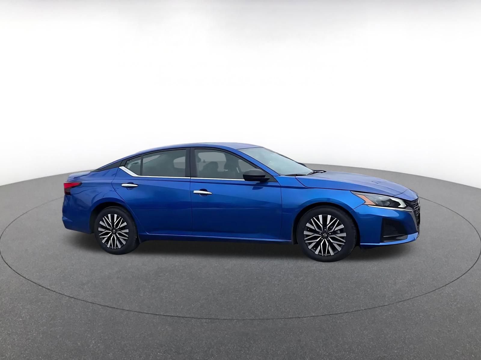 Used 2025 Nissan Altima 2.5 SV image 2