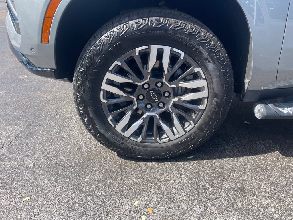 Used 2025 Chevrolet Suburban Z71 AWD/4WD image 9
