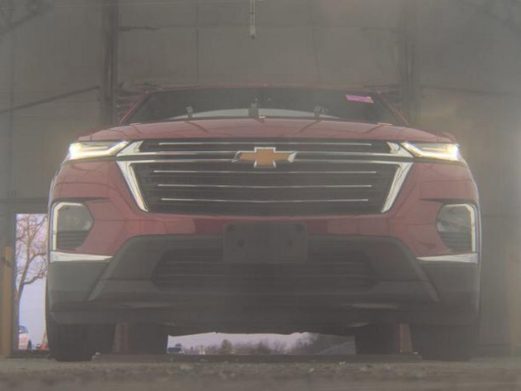 Used 2023 Chevrolet Traverse LT image 3