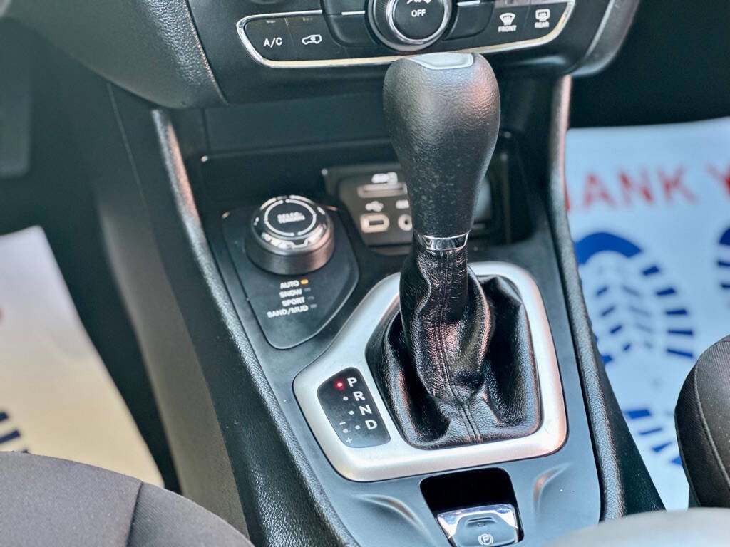 Used 2014 Jeep Cherokee Latitude AWD/4WD image 12