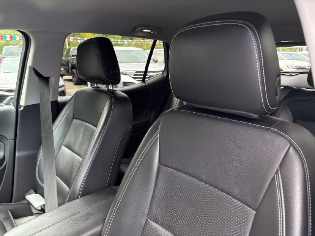 Used 2022 GMC Terrain SLT w/ LPO, Floor Liner Package AWD/4WD image 9