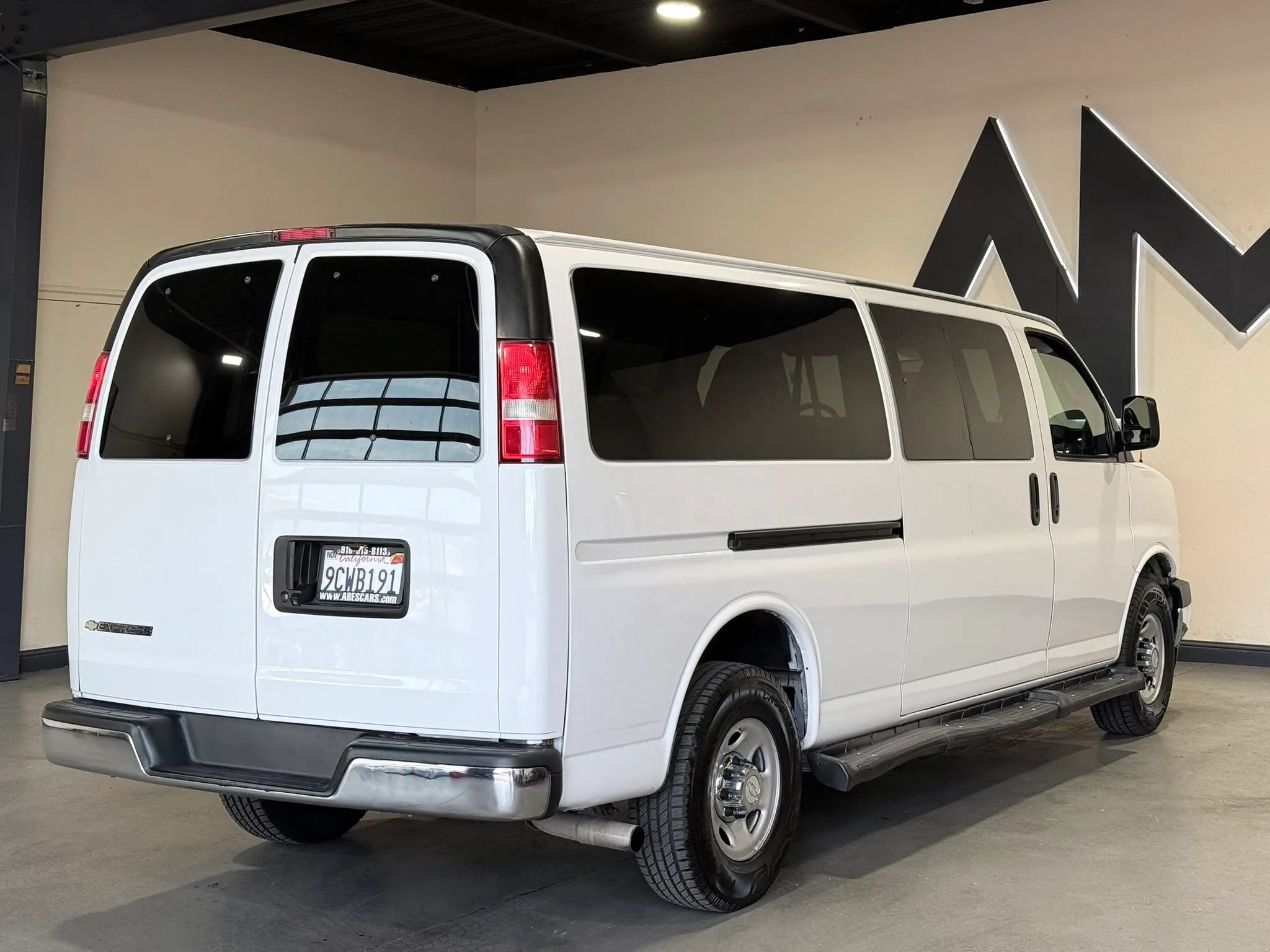 Used 2019 Chevrolet Express 3500 LT w/ LT Preferred Equipment Group RWD image 4