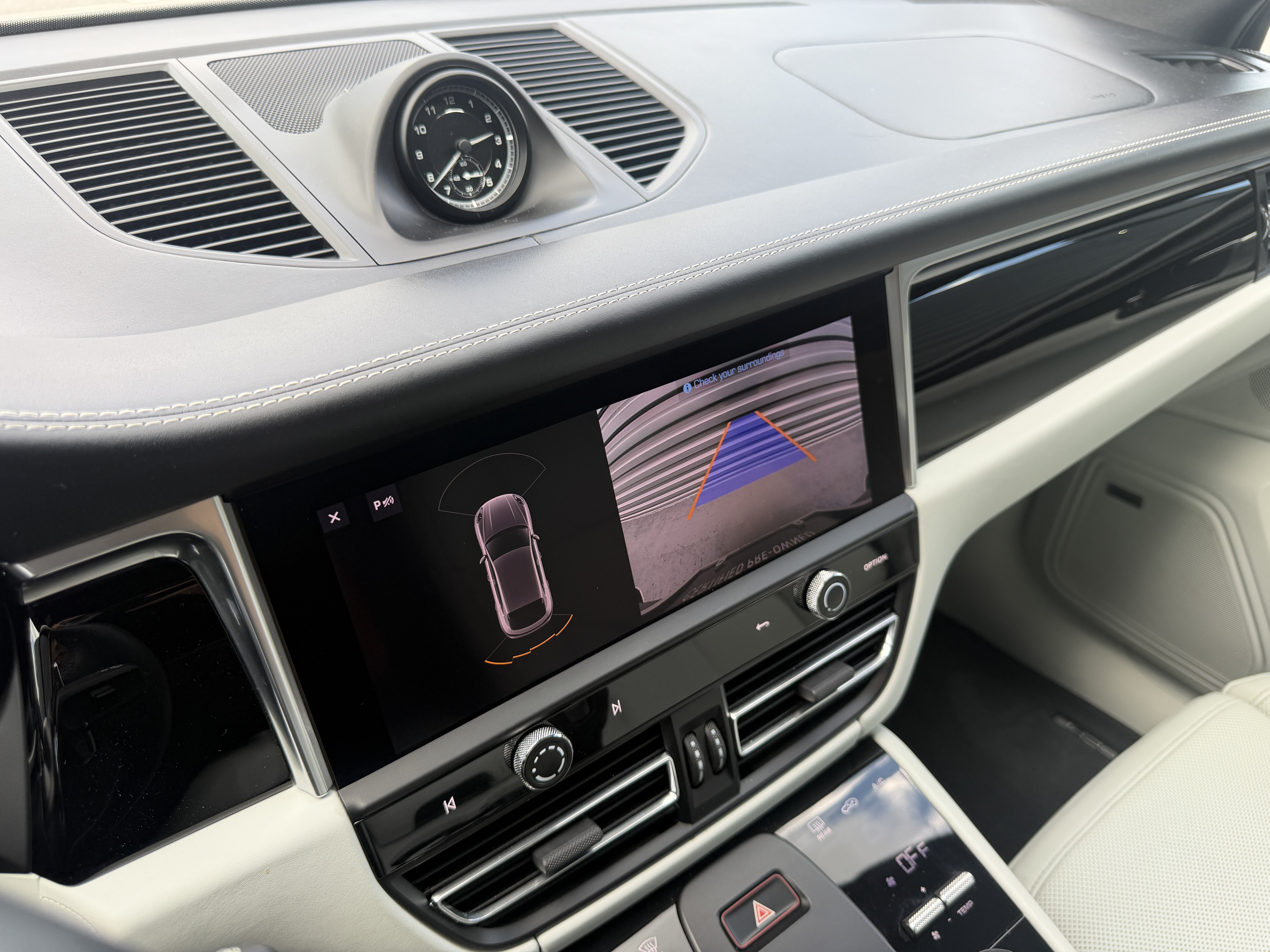 Certified 2024 Porsche Macan AWD/4WD image 33