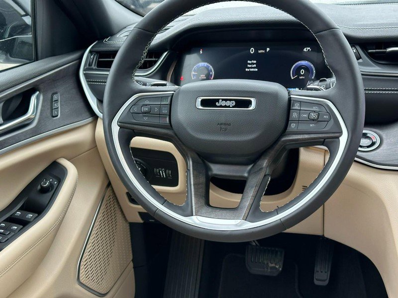 Used 2025 Jeep Grand Cherokee Limited w/ Luxury Tech Group II image 13