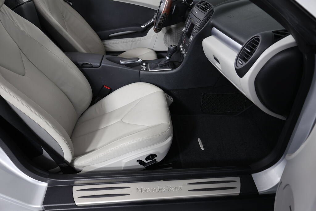 Used 2010 Mercedes-Benz SLK 350 image 19
