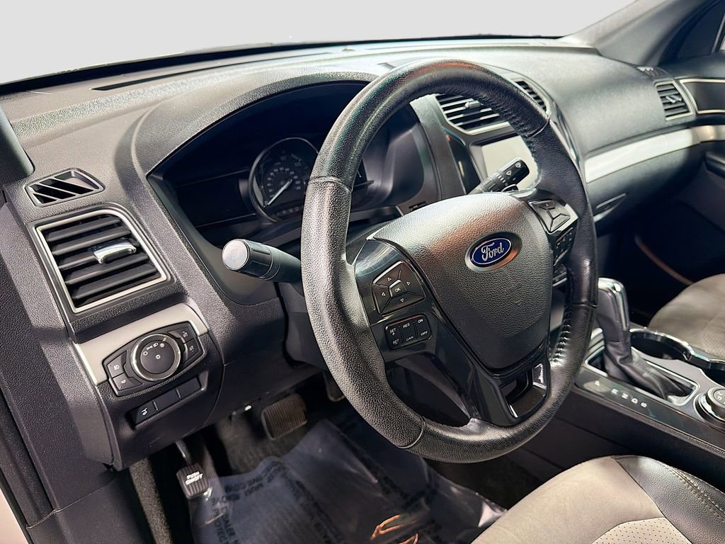 Used 2017 Ford Explorer XLT w/ Equipment Group 202A AWD/4WD image 11
