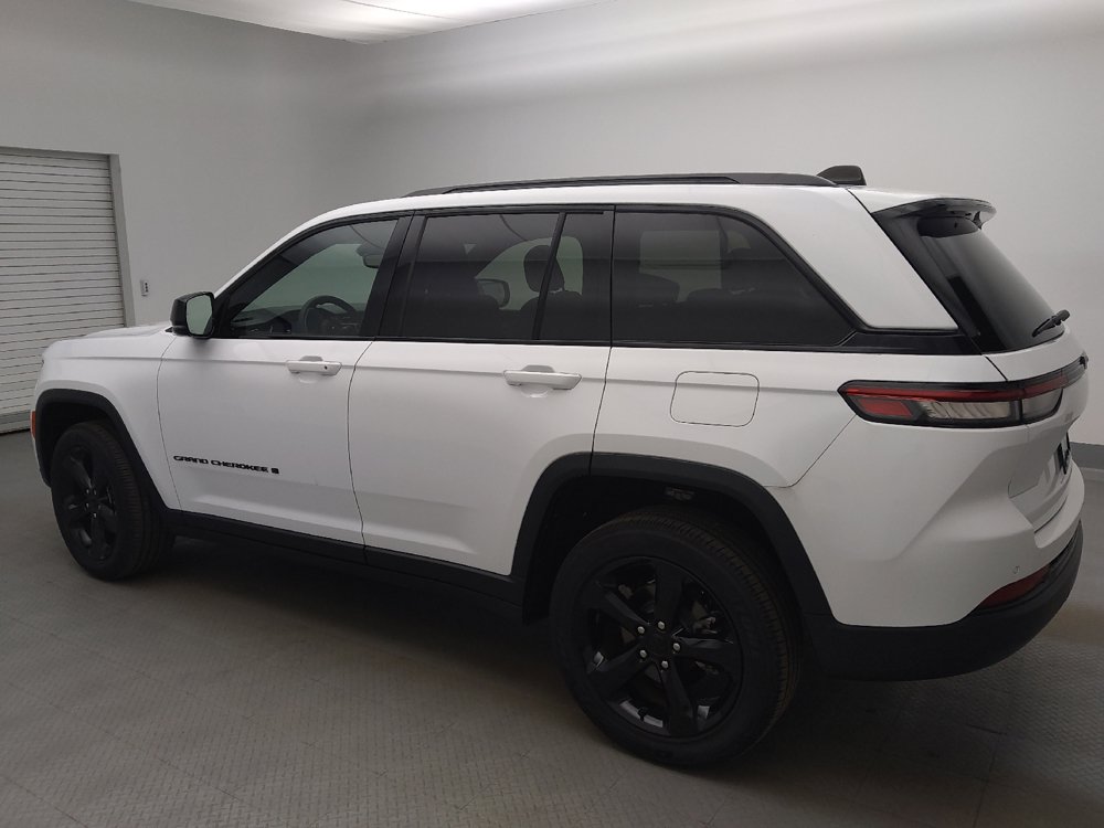 Used 2023 Jeep Grand Cherokee Altitude RWD image 3