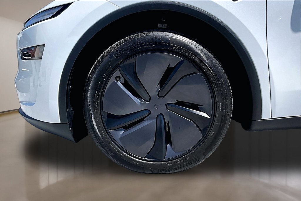 Used 2026 Tesla Model Y 2WD image 32