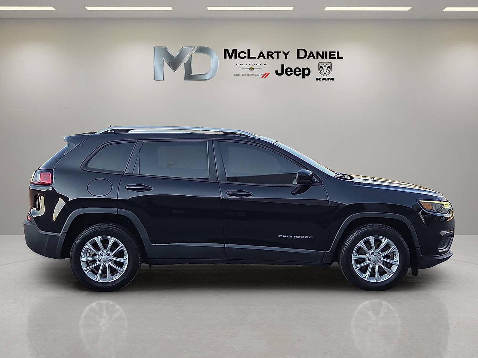 Used 2021 Jeep Cherokee Latitude w/ Mopar Interior Package FWD image 6
