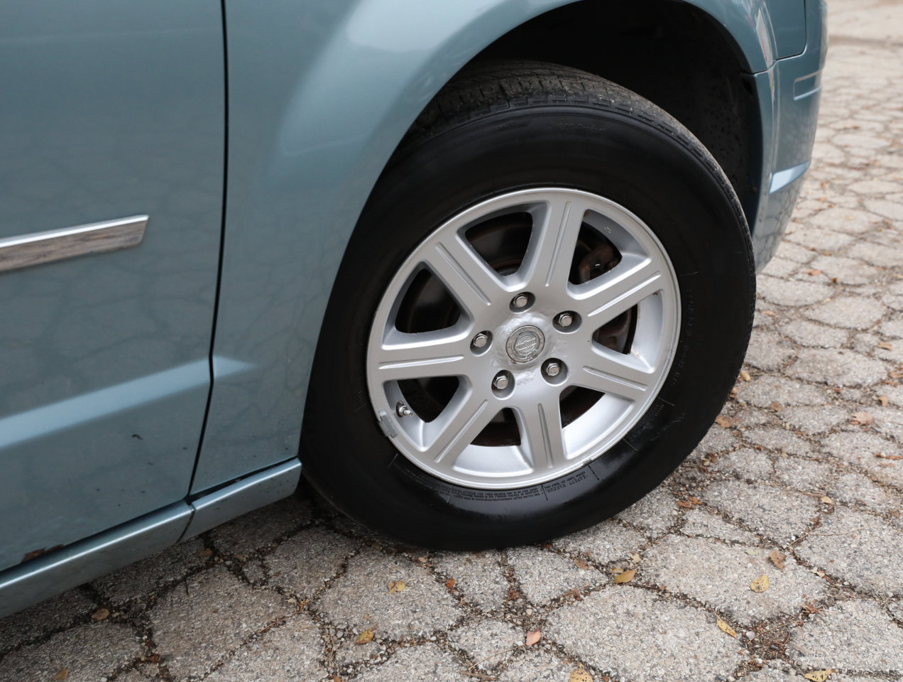 Used 2010 Chrysler Town & Country Touring image 9