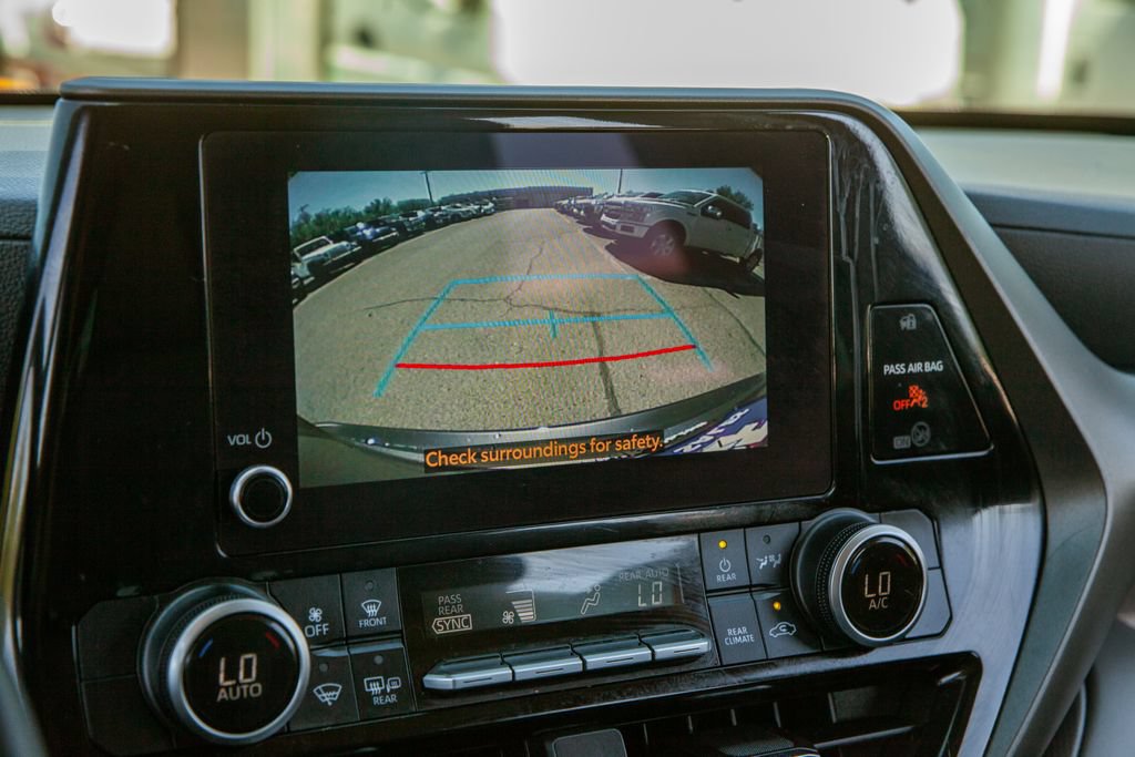 Used 2023 Toyota Highlander LE FWD image 15