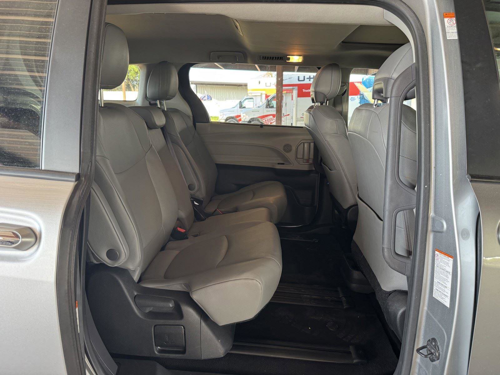 Used 2024 Toyota Sienna XLE FWD image 38
