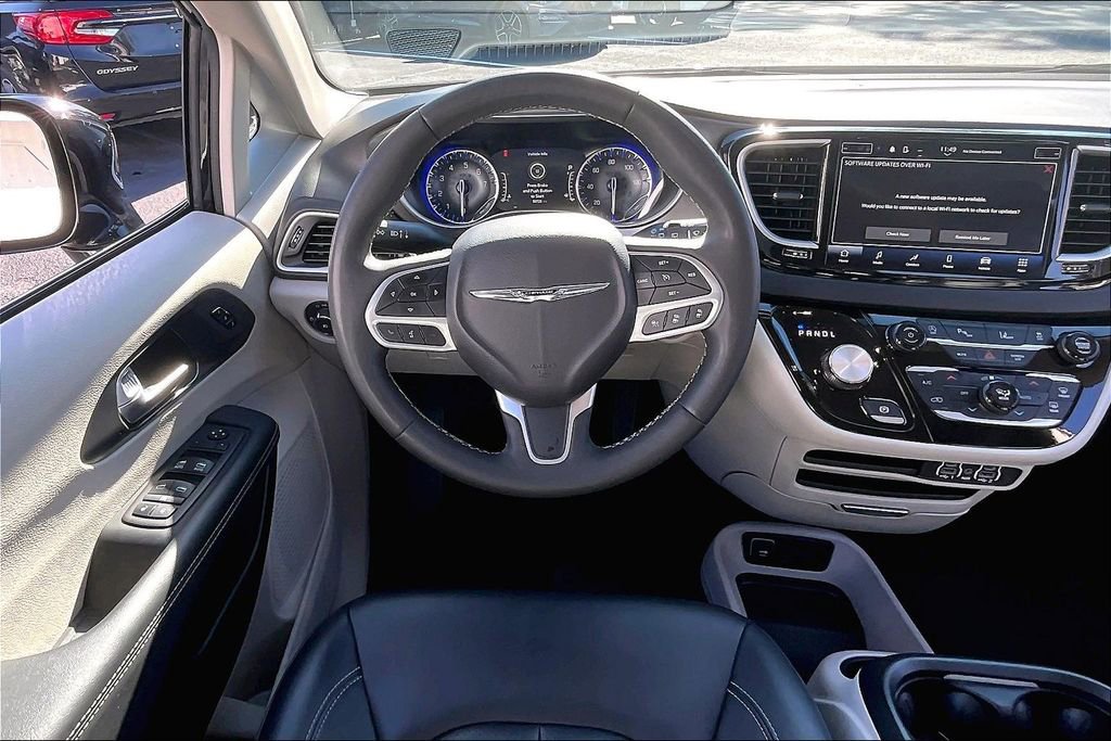 Used 2024 Chrysler Pacifica Touring-L image 8