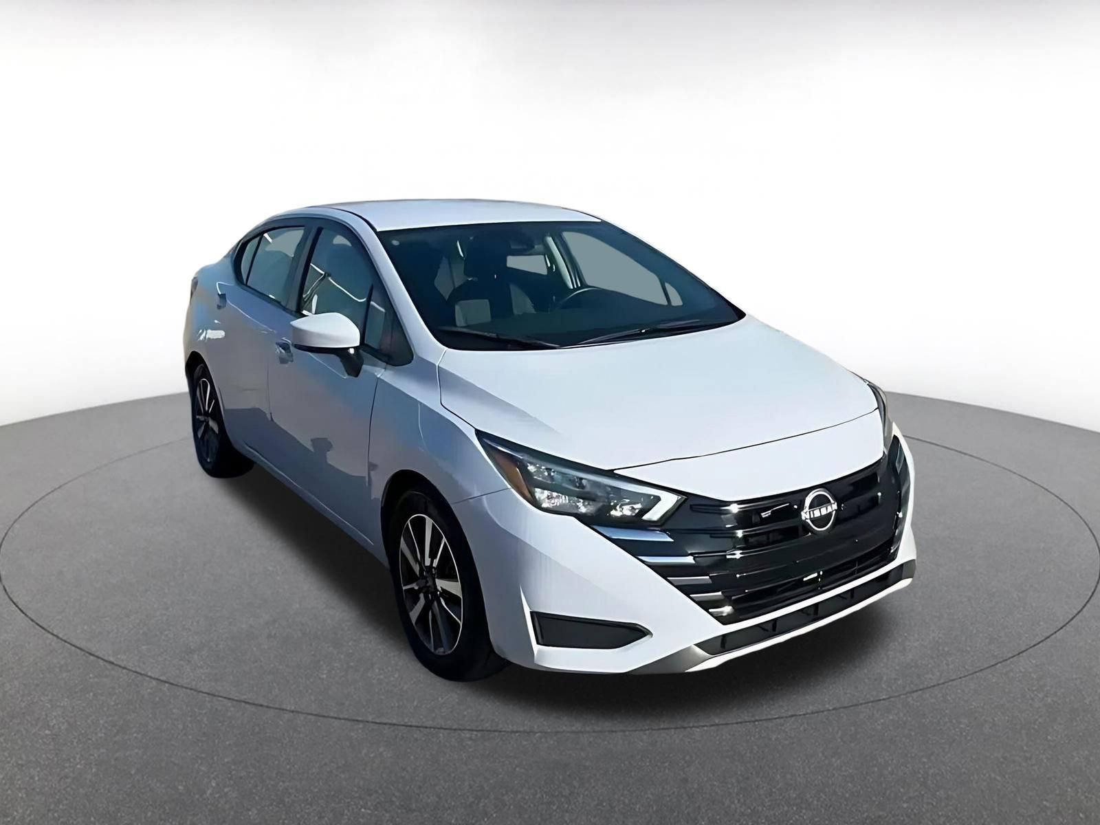 Used 2025 Nissan Versa SV image 3