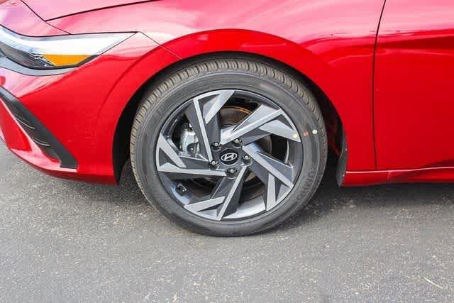 Certified 2025 Hyundai Elantra Sport FWD image 11