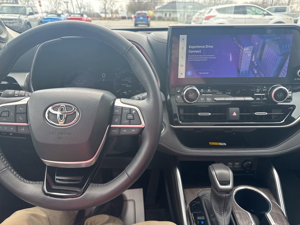 Used 2023 Toyota Highlander Platinum image 14