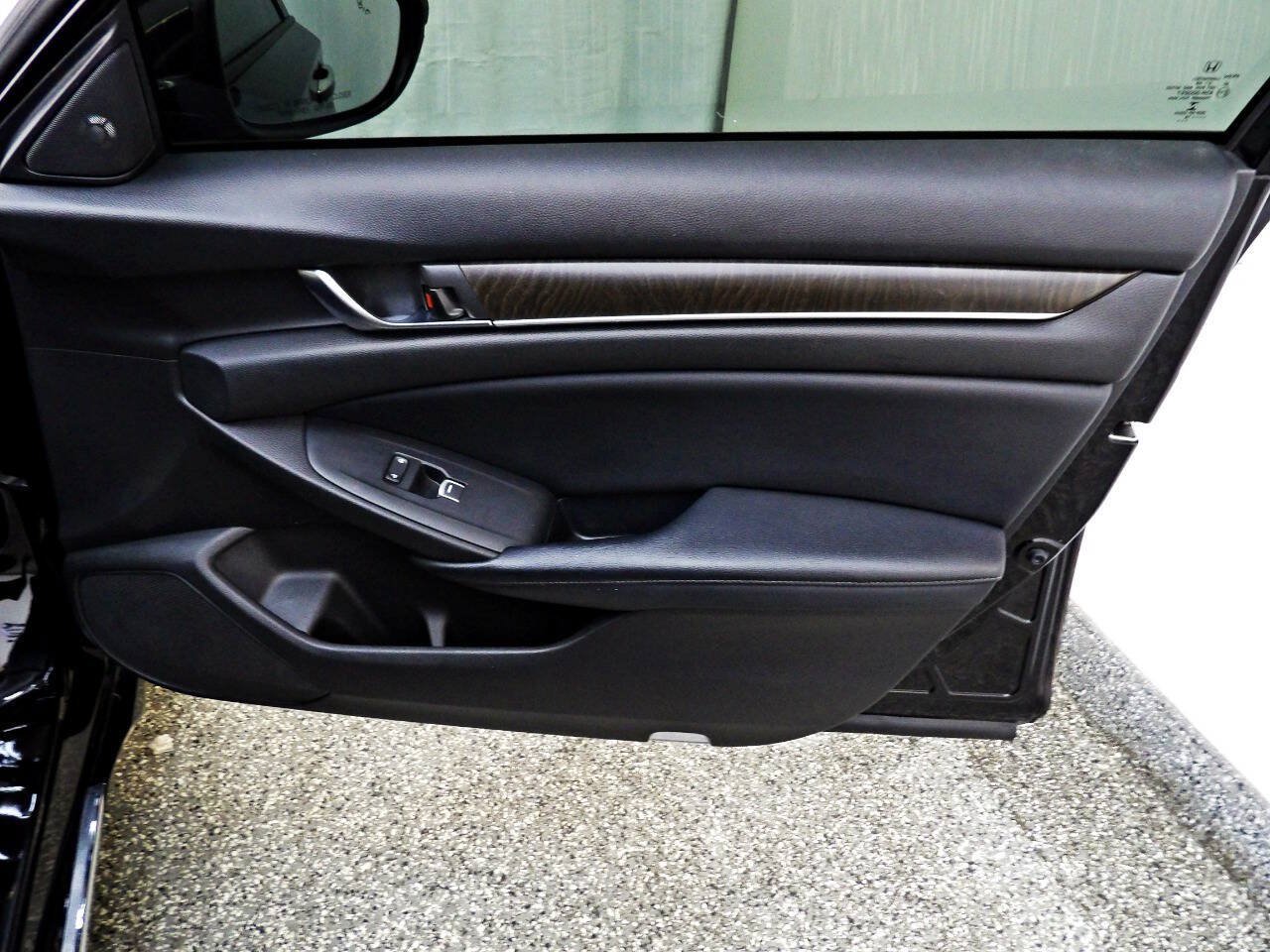 Used 2018 Honda Accord Touring image 11