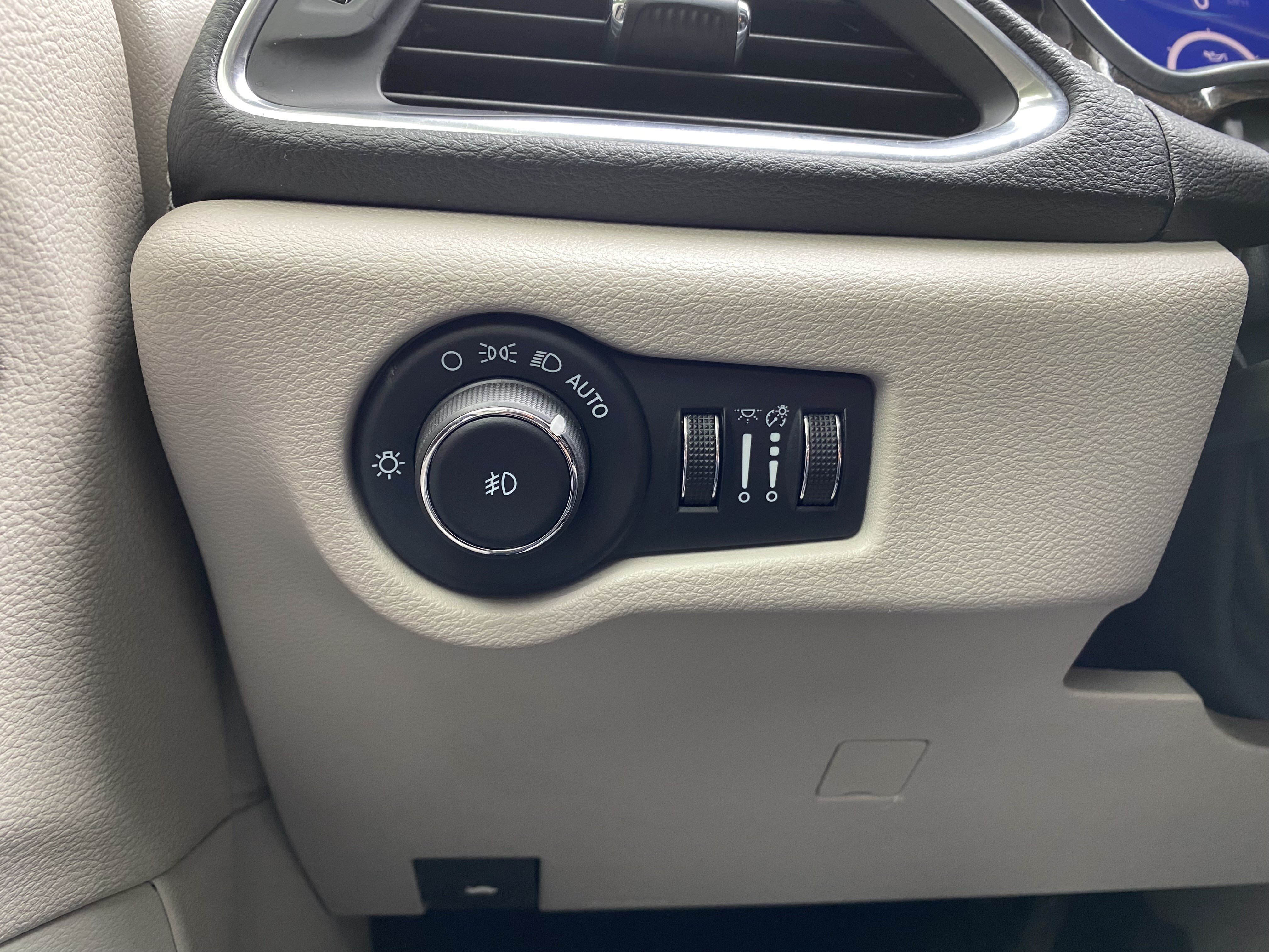 Used 2023 Chrysler Pacifica Limited FWD image 17