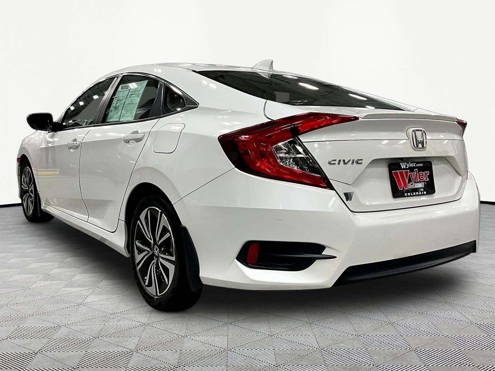 Used 2017 Honda Civic EX-T image 4