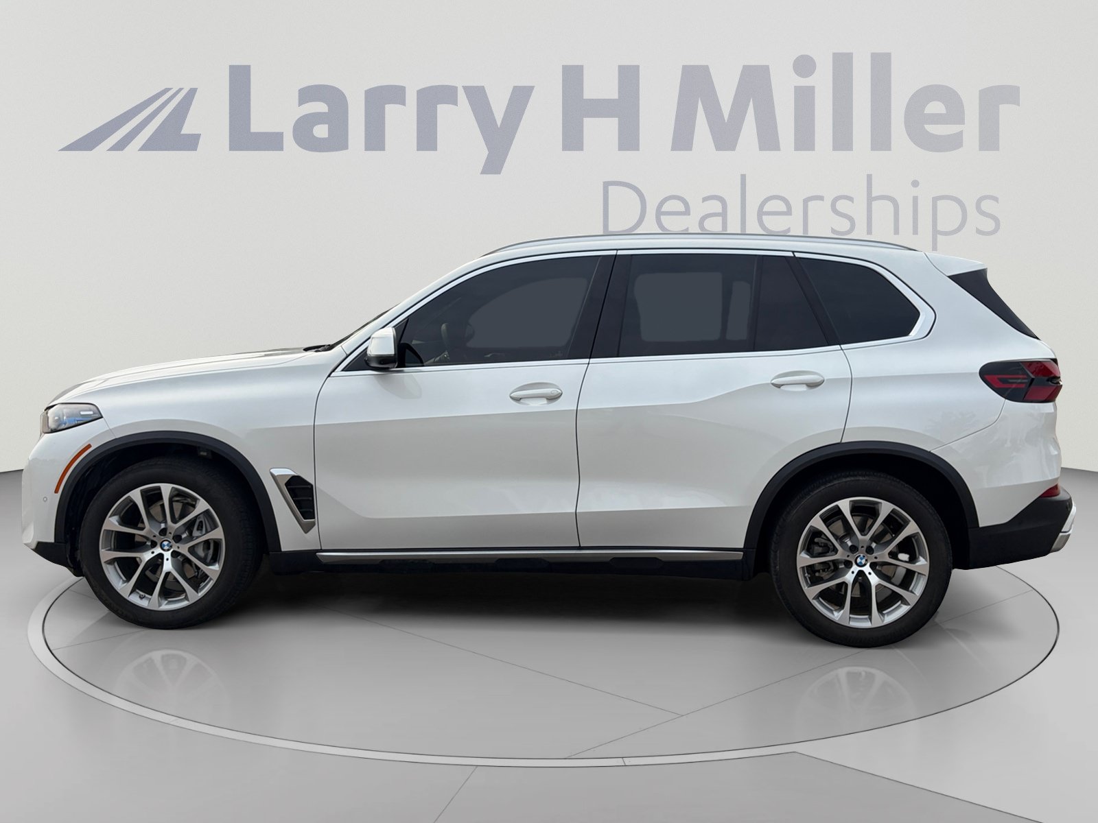 Used 2024 BMW X5 xDrive40i w/ Premium Package AWD/4WD image 3