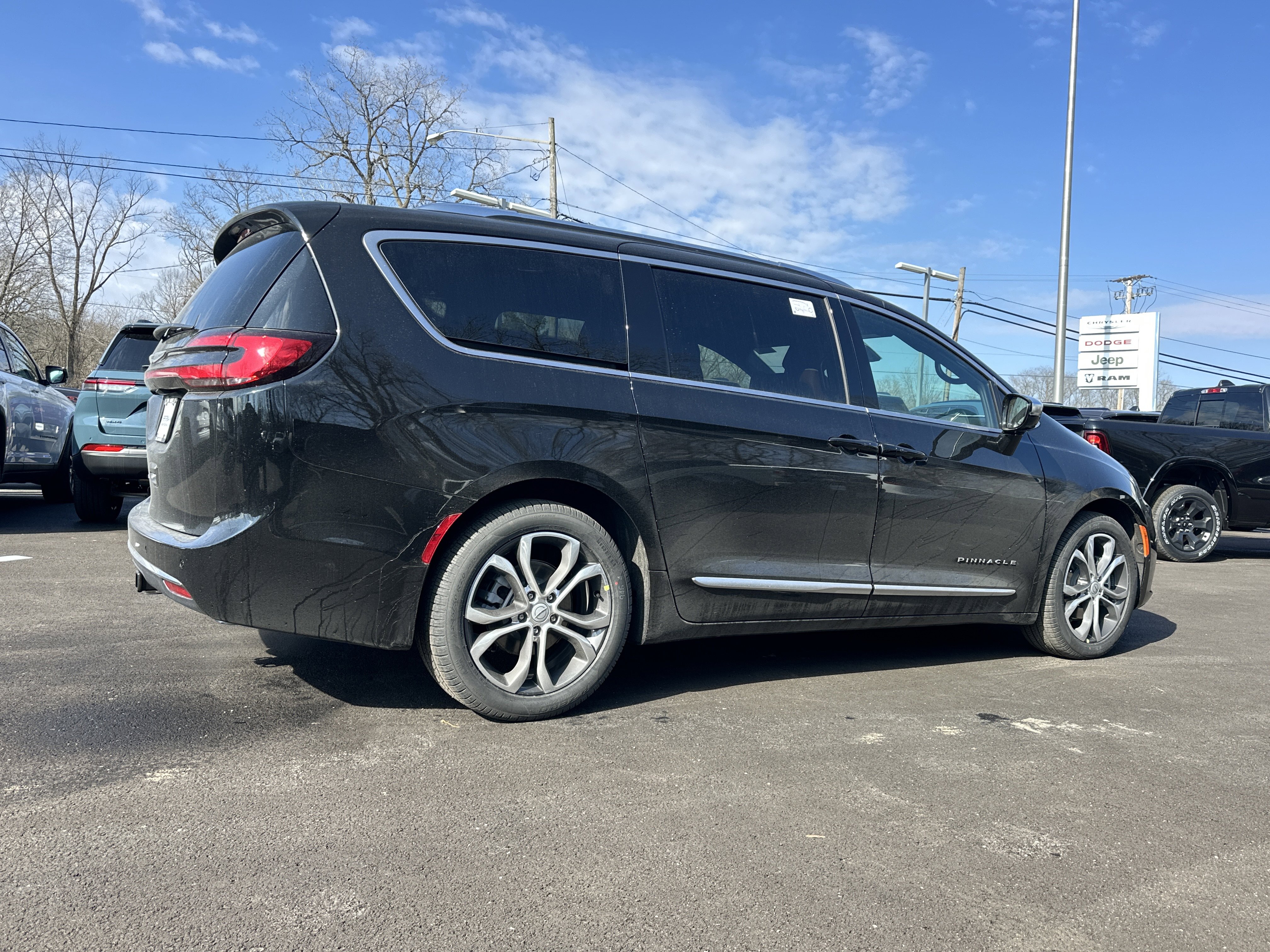New 2026 Chrysler Pacifica Pinnacle w/ Trailer Tow Group FWD image 21