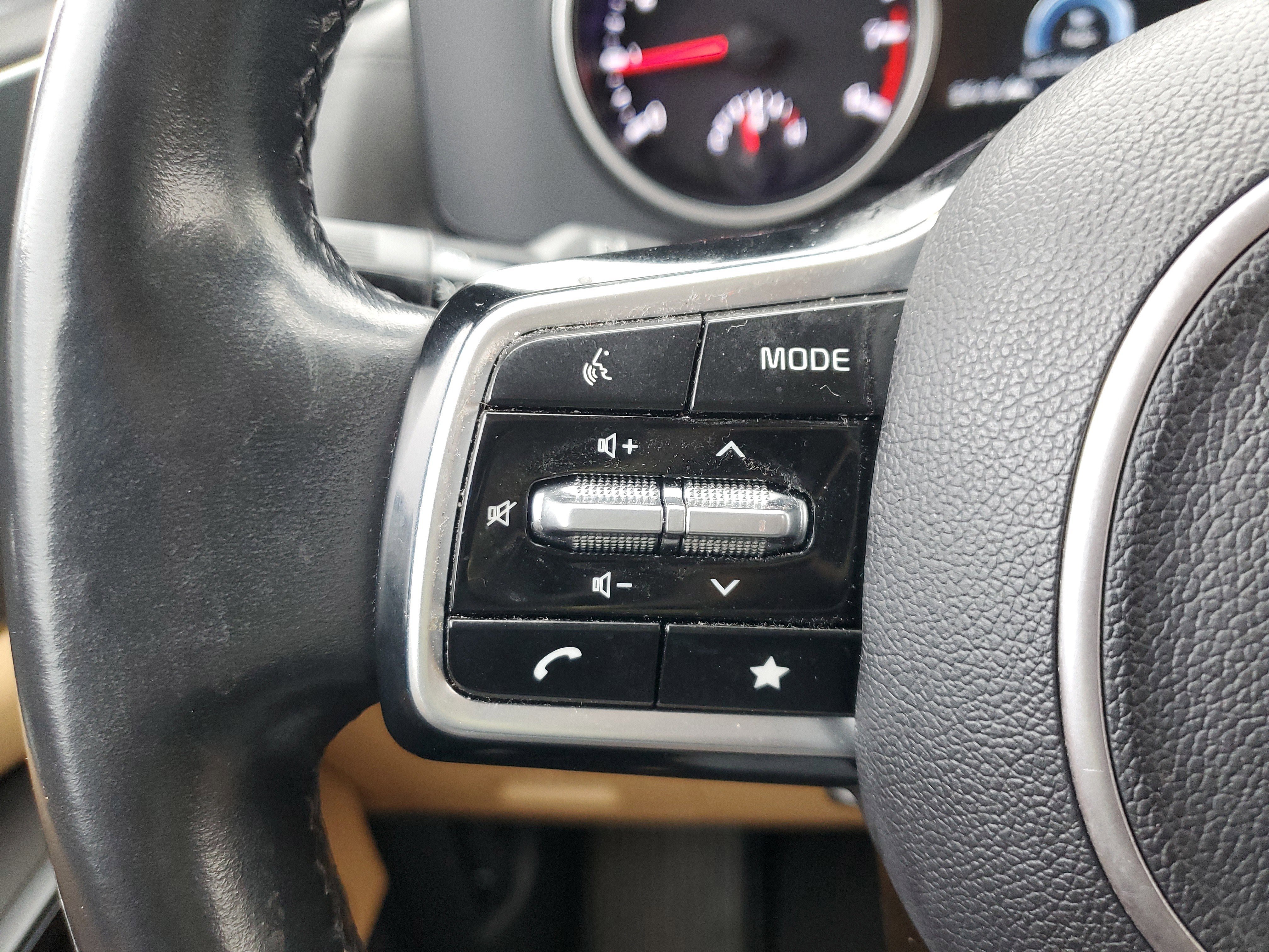 Used 2023 Kia Carnival LX image 26