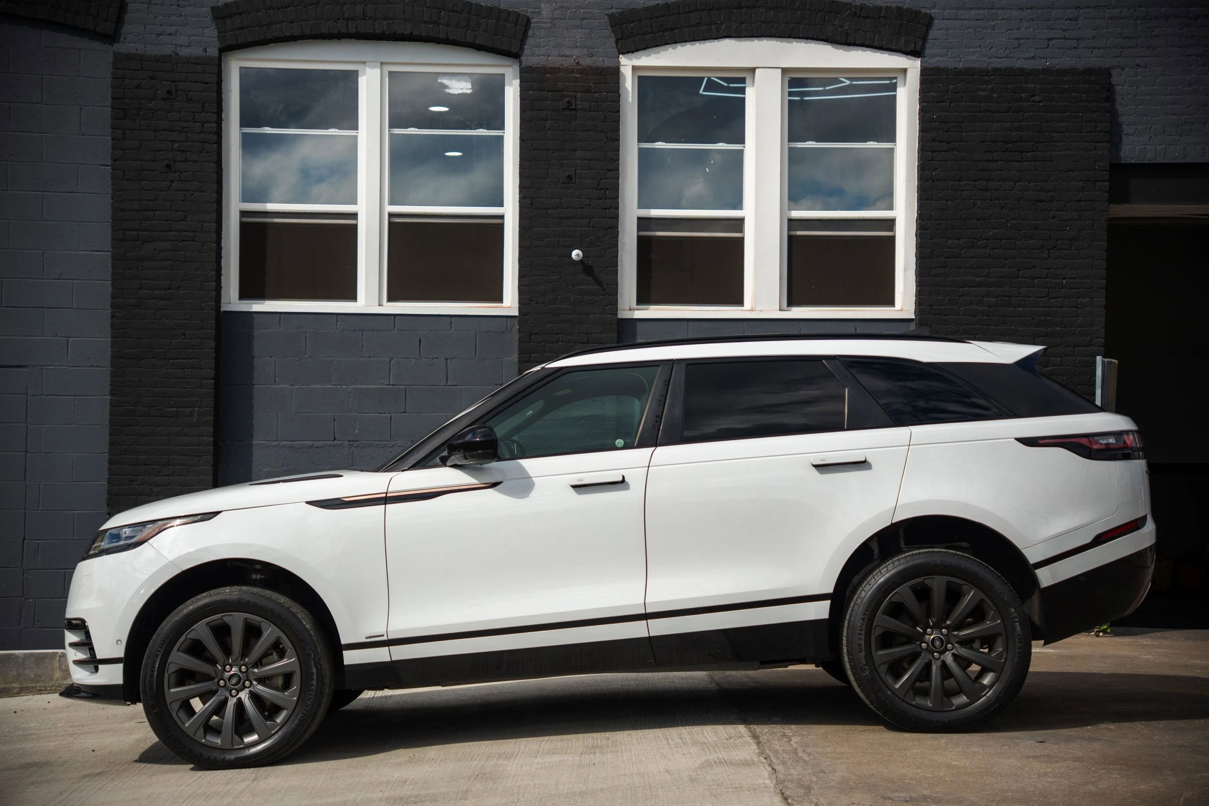 Used 2019 Land Rover Range Rover Velar R-Dynamic SE image 7