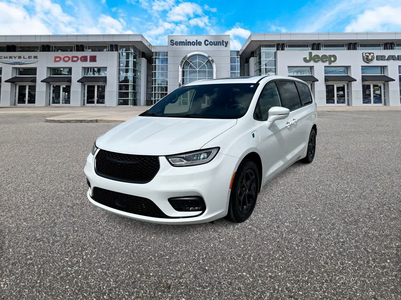 Used 2022 Chrysler Pacifica Limited w/ Uconnect Theater Family Group