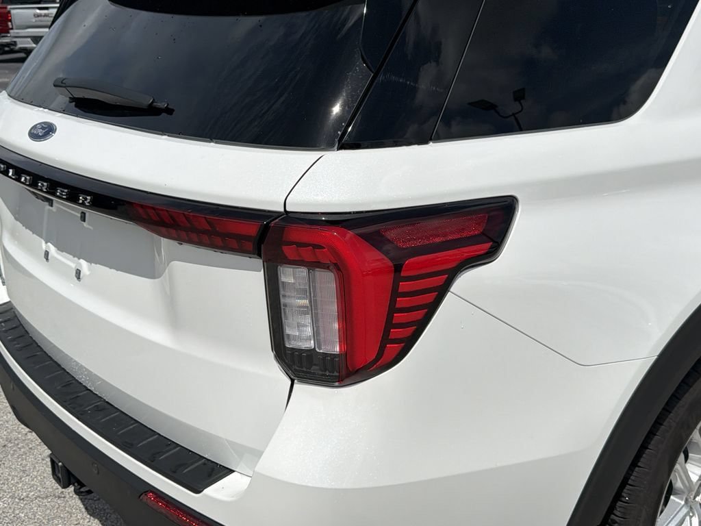 Used 2025 Ford Explorer Active RWD image 10