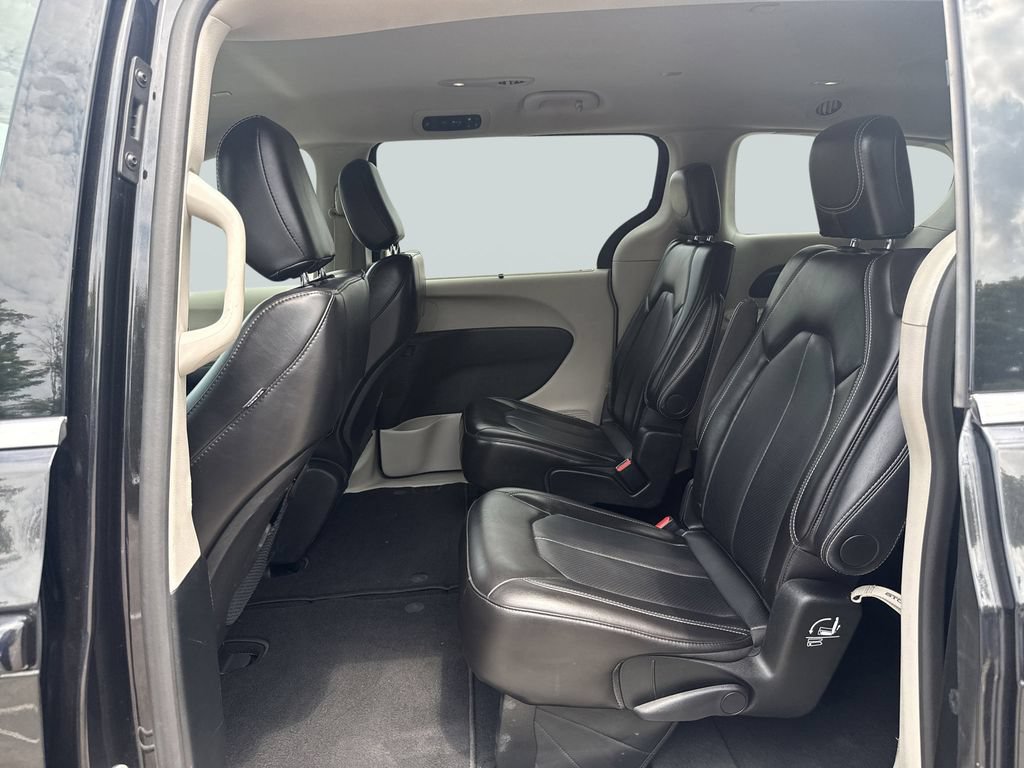 Used 2024 Chrysler Pacifica Touring-L FWD image 31