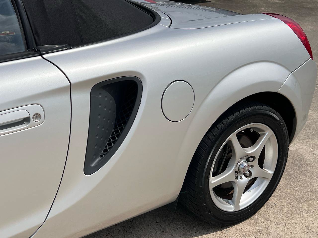 Used 2002 Toyota MR2 RWD image 17