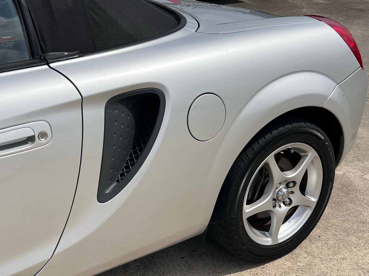 Used 2002 Toyota MR2 RWD image 17