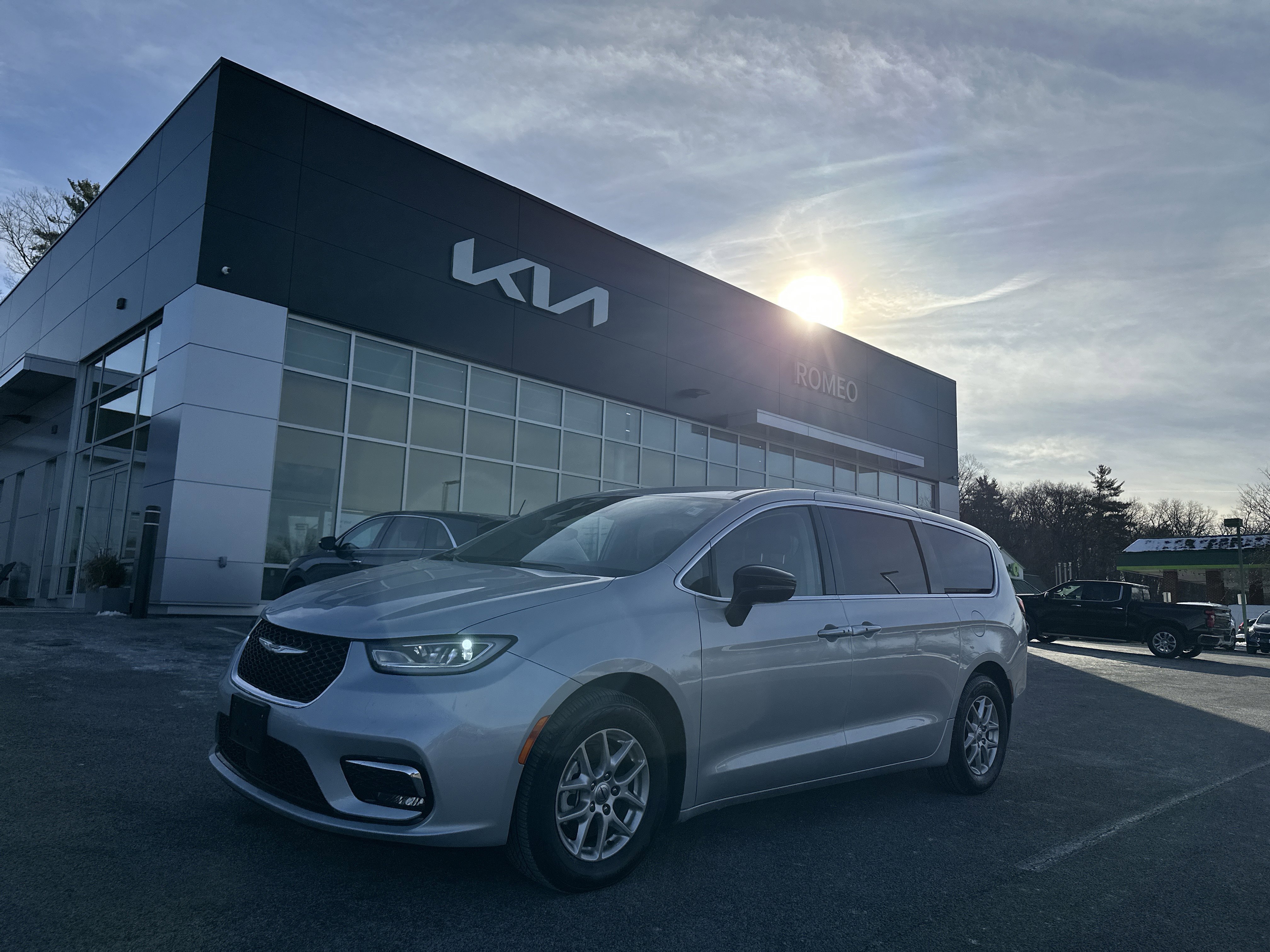 Used 2024 Chrysler Pacifica Touring-L