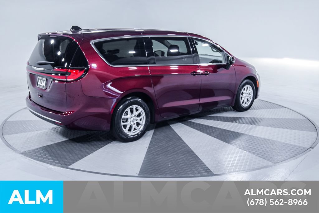 Used 2023 Chrysler Pacifica Touring-L FWD image 10