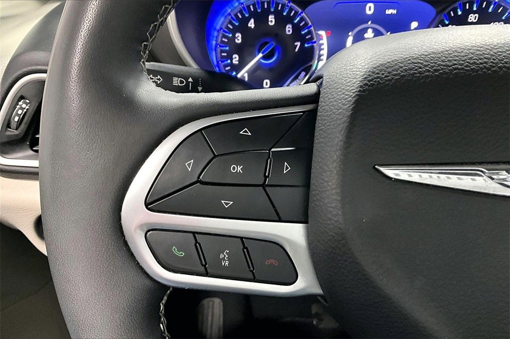 Used 2024 Chrysler Pacifica Touring-L image 12