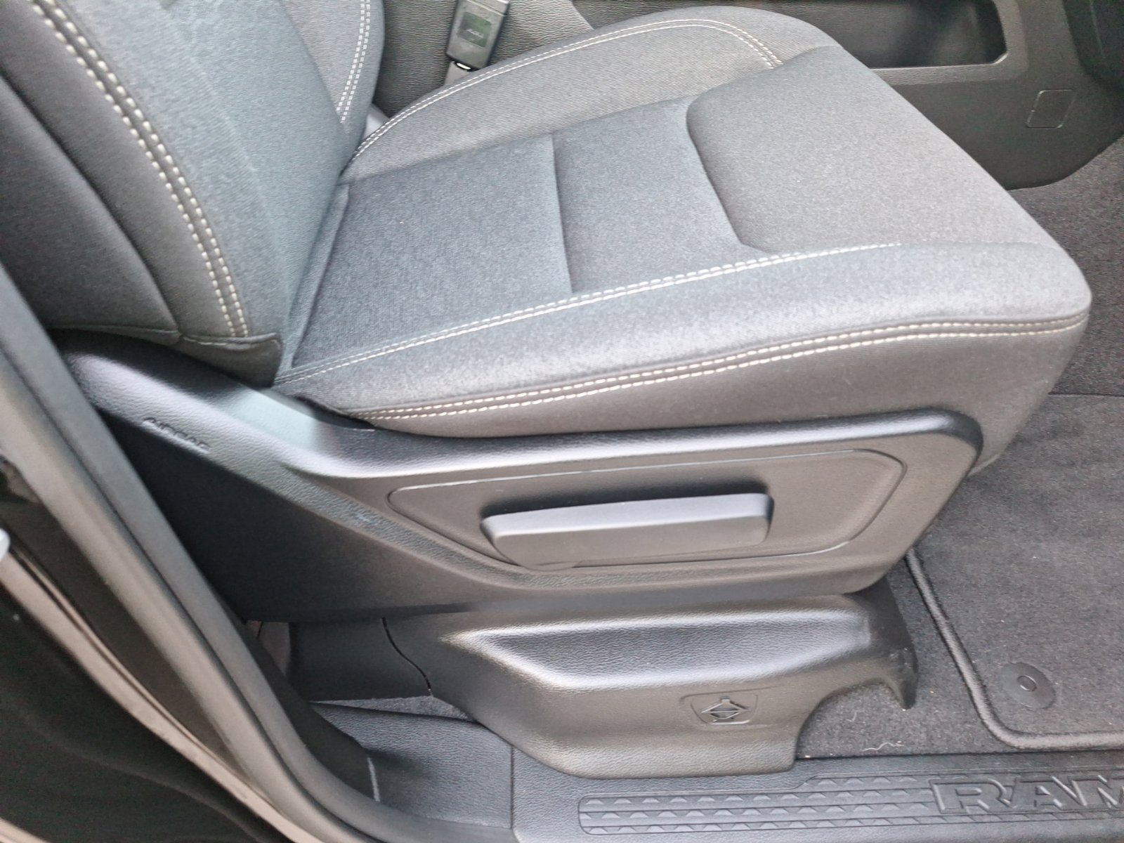 Used 2026 RAM 1500 Express AWD/4WD image 32
