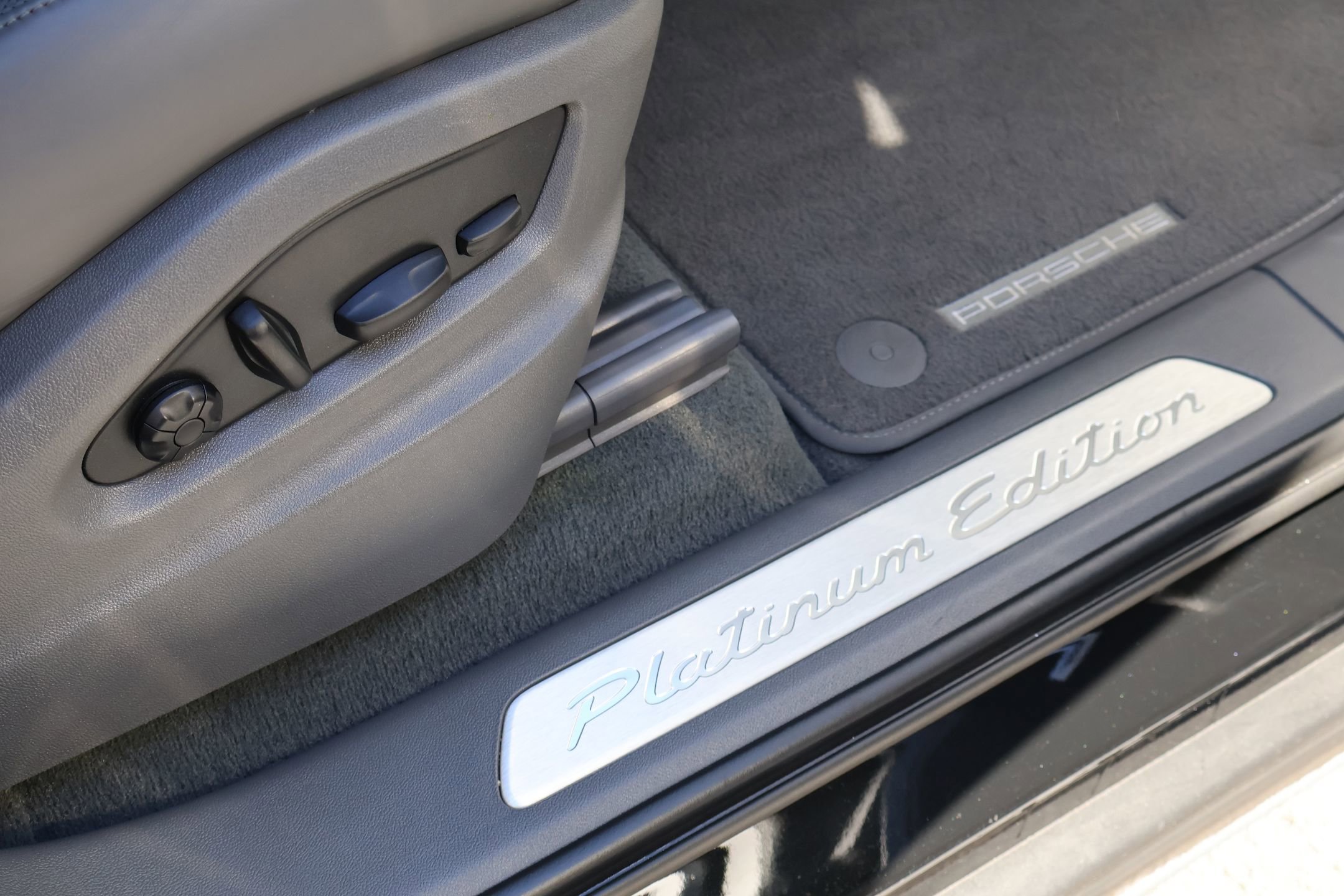 Certified 2023 Porsche Cayenne Platinum Edition image 28