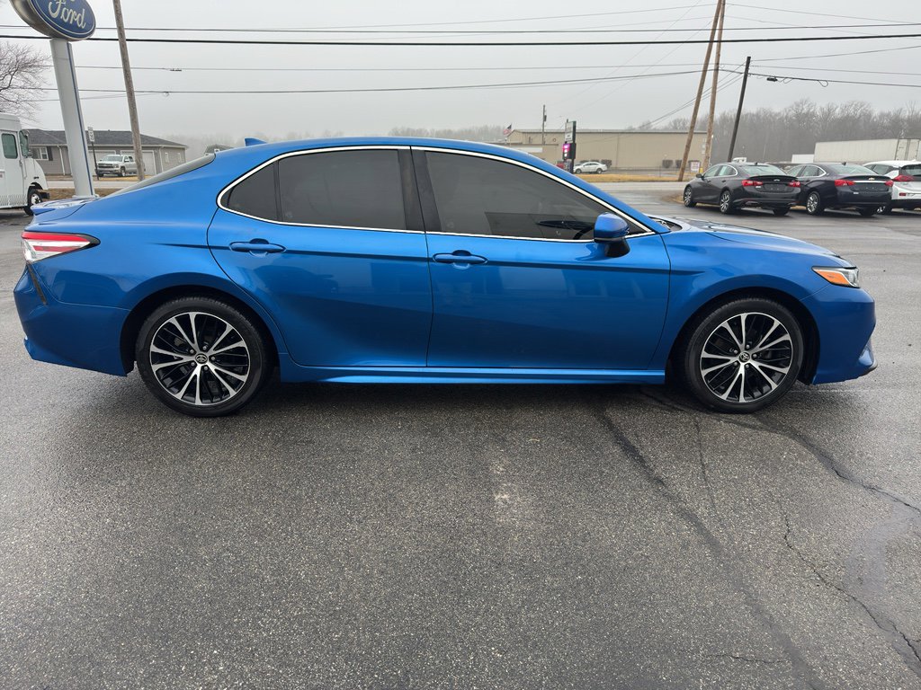 Used 2020 Toyota Camry SE image 2