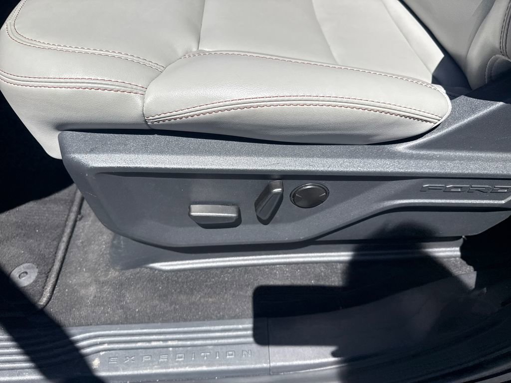 Used 2025 Ford Expedition Active AWD/4WD image 38