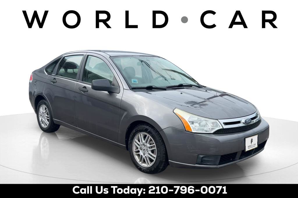 Used 2010 Ford Focus SE image 1