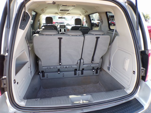 Used 2009 Chrysler Town & Country Touring image 7