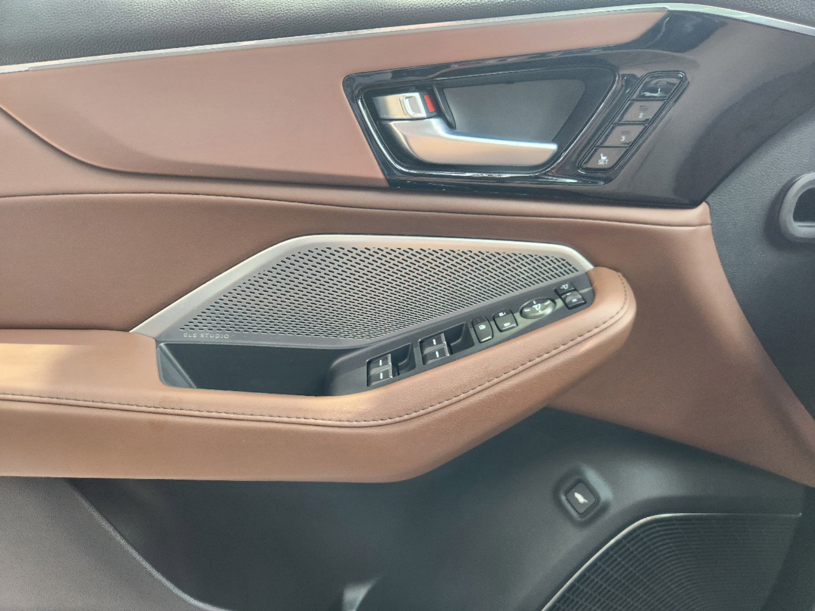 Used 2022 Acura MDX SH-AWD w/ Technology Package image 23