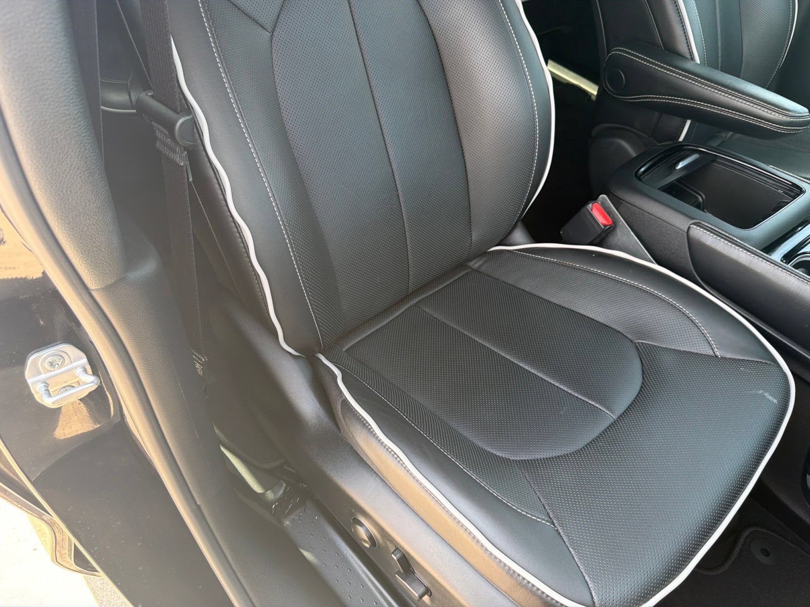 Used 2026 Chrysler Pacifica Limited FWD image 10